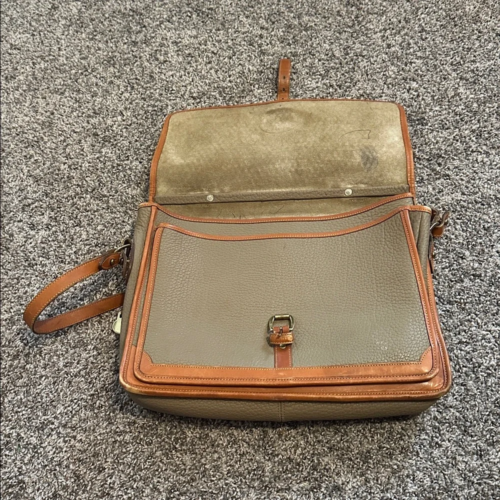Dooney & Bourke Vintage Purse Leather. ( See wear in photos)